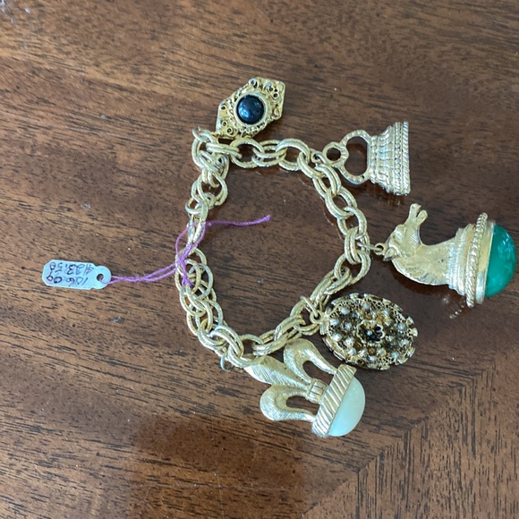 Vintage charm bracelet, gold tone. Approximately 8 inches in length. - Picture 2 of 8